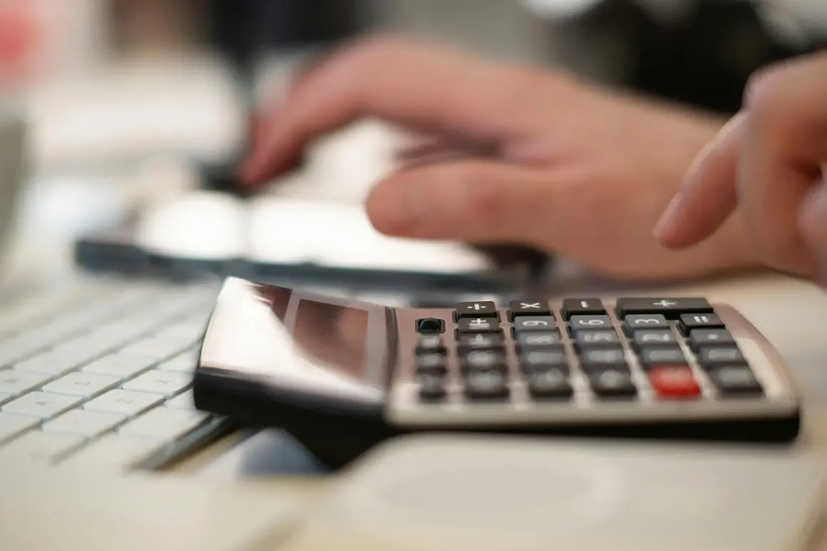 mãos usando calculadora
